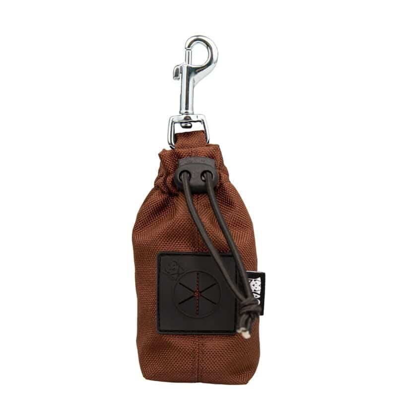 etui-na-kupoworki-srebrny-karabinek-dark-brown-accdog